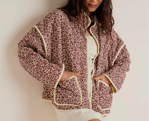 Détail de veste matelassée à fleurs avec de grandes poches et coutures précises