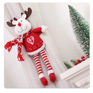 Dettaglio del fermatenda a forma di renna in peluche con motivi festivi a maglia rossi