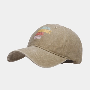 Vue détaillée d'une casquette de baseball vintage en coton avec imprimé de lettres
