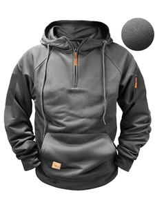 Detailaufnahme der dunkelgrauen Hoodie-Stoffstruktur und des orangen Reißverschlusses