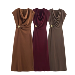 Robes sans manches à col en V élégantes en caramel, bordeaux et café avec boucles dorées