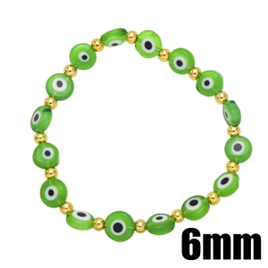 Dettaglio del bracciale con perline verdi Evil Eye da 6mm e distanziatori dorati