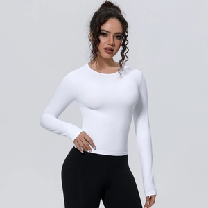 Vue de face du haut de yoga blanc à manches longues avec tissu élastique respirant