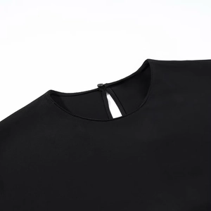 Camicetta asimmetrica in pizzo nero da donna con raffinata chiusura a bottone singolo sul collo