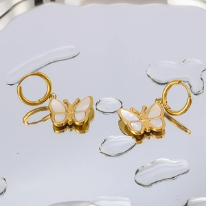 Boucles d'oreilles papillon élégantes en acier doré 18K avec nacre blanche incrustée