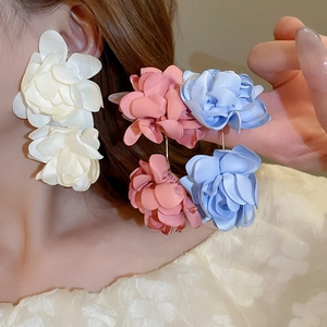 Boucles d'oreilles fleurs en satin rétro français en blanc rose et bleu élégant