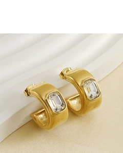 Gros plan de boucles d'oreilles en C plaquées or 18 carats avec un grand zircon rectangulaire