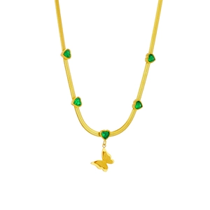 Collana a catena serpente dorata con cuori verdi e ciondolo a farfalla su bianco