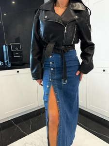 Détail d'une jupe en jean taille haute avec boutons métalliques et fente élégante