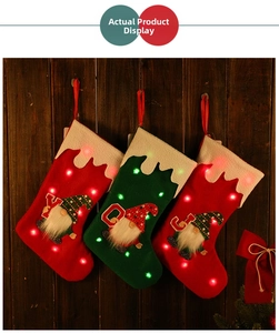 Vue détaillée de chaussettes de Noël lumineuses avec LED et broderie gnome sur bois