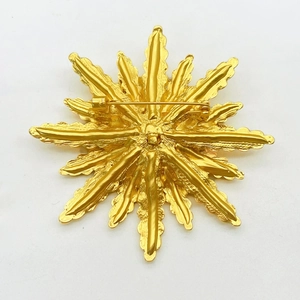 Vue arrière détaillée d'une broche étoile dorée avec fermoir rotatif de sécurité