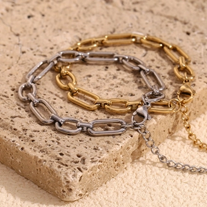 Gros plan détaillé de bracelets à maillons trombone plaqués or 14K sur pierres
