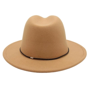 Détail du chapeau fedora en laine camel avec bord plat et fine cordelette noire décorative