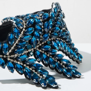 Detailaufnahme des barocken Haarreifs mit marineblauen Kristallen und silbernen Elementen