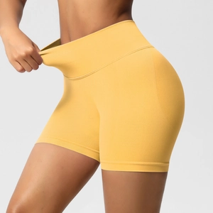 Détail de la taille haute côtelée sur le short de fitness jaune sans couture élastique
