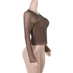 Vue détaillée du crop top marron en mesh à manches longues avec impression de lettres blanches