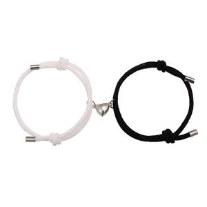 Bracelets de couple en corde milanaise ajustable avec breloques cœur magnétiques sur blanc