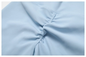 Gros plan sur le tissu côtelé bleu clair avec détails froncés et coutures précises