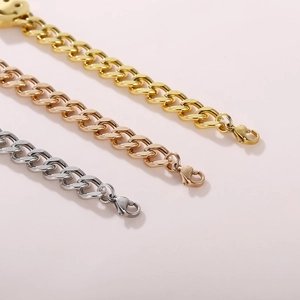 Vue détaillée de bracelets à mailles gourmettes en or, or rose et argent avec fermoirs