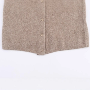 Cardigan in maglia marrone chiaro con quattro bottoni tono su tono in lana morbida
