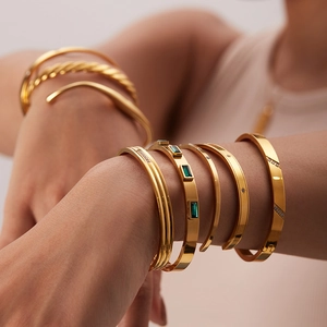 Set de brazaletes vintage de acero inoxidable dorado con circonitas y números romanos