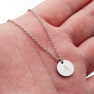 Collier en acier inoxydable argenté avec pendentif rond et lettre A gravée sur la main