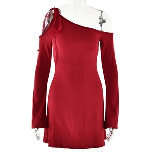 Vista detallada del vestido rojo de un hombro con lazo y mangas largas en un maniquí invisible