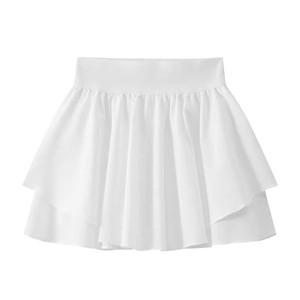 Vue détaillée de la jupe de sport plissée blanche avec ourlet à volants et taille haute fine