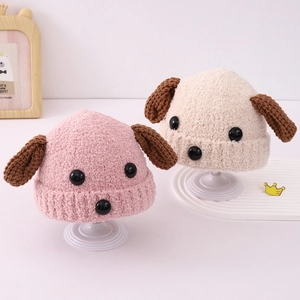 Détails des bonnets en maille avec oreilles de chien en rose et crème, texture douce