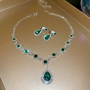 Ensemble de bijoux vintage de luxe avec collier larme verte et boucles d'oreilles
