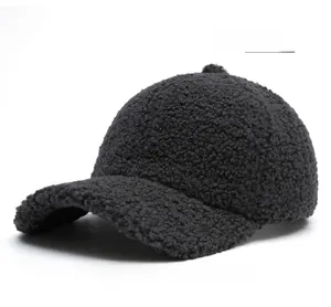 Gros plan sur la casquette de baseball en laine d'agneau gris foncé en tissu polaire chaud