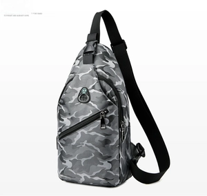 Vue latérale du sac de poitrine camouflage gris avec sangle et prise pour écouteurs