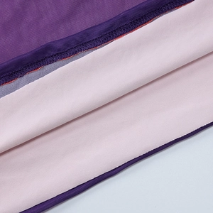 Détail du tissu en maille violette double couche et finitions de couture de l'ourlet