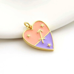 Detalle macro de un colgante de corazón Sagitario chapado en oro 18K con esmalte