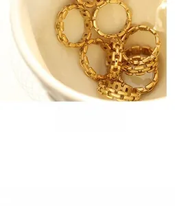 Vue détaillée de boucles d'oreilles dorées à motif d'étoile dans un plat en céramique