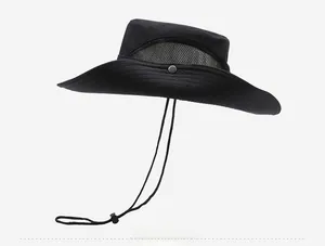 Vista laterale del cappello da sole nero con pannelli in rete e cinturino regolabile