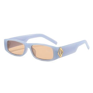 Schicke rechteckige Sonnenbrille mit hellblauem Rahmen, getönten Gläsern und Goldakzenten