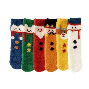 Lot de chaussettes de Noël en polaire corail avec motifs festifs en six designs colorés