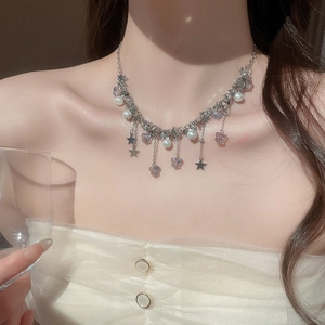 Gros plan d'un collier pampilles papillon étoile perle sur le cou pour un style élégant