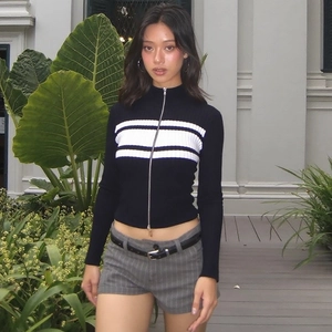 Détail du cardigan en maille ajusté avec rayures contrastées et fermeture éclair