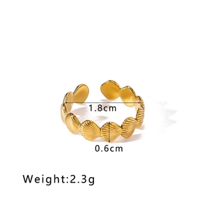 Détail de la bague coquillage ajustable en or 18 carats avec diamètre de 1,8 cm