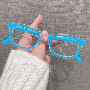 Dettaglio montatura occhiali quadrata con design a contrasto blu e trasparente
