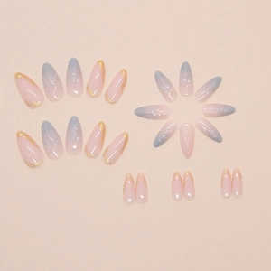 Unghie finte stiletto fatte a mano con sfumatura blu-rosa e dettagli in foglia d'oro