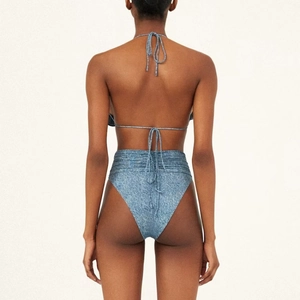Vue arrière d'un bikini dos nu texture denim bleu avec culotte à taille haute