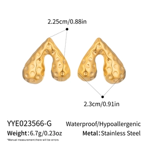 Detailansicht goldener Edelstahl-Herzohrringe mit Hammerschlag-Optik und Maßangaben