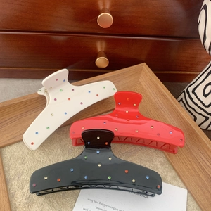 Tre fermagli per capelli in acetato con strass colorati in crema, rosso e nero