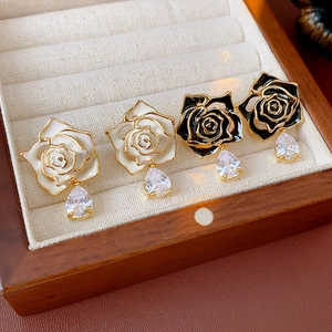 Détails des boucles d'oreilles roses vintage noir et blanc avec gouttes en zircon