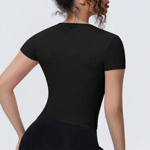 Vue arrière d'un t-shirt de yoga noir ajusté montrant la coupe sport et le tissu