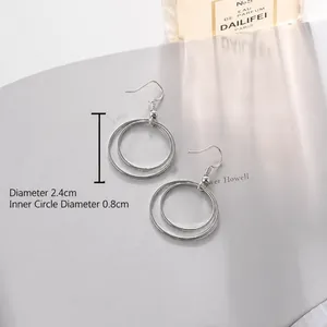 Minimalistische silberne Doppel-Creolen mit glänzenden metallischen Doppelringen
