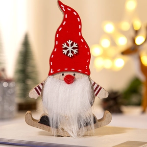 Handgemaakte houten kerstkabouter met rode vilten hoed op een warme feestelijke achtergrond
